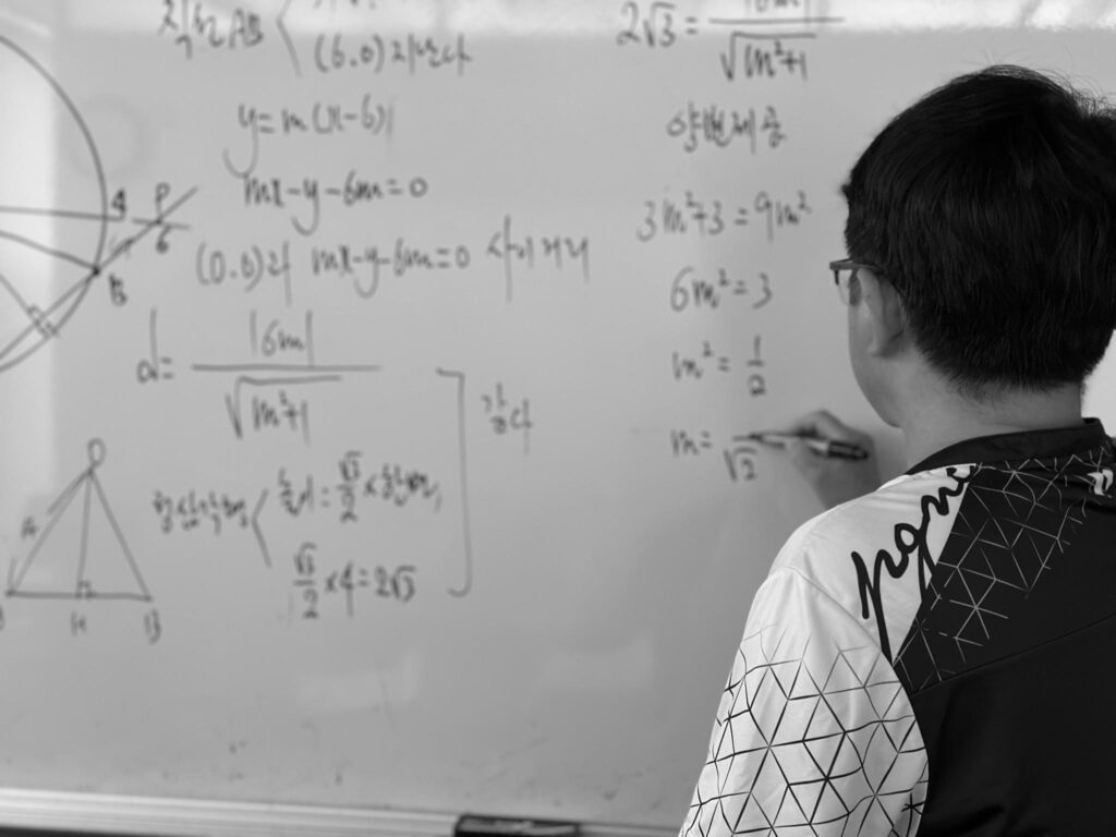 화이트보드에 문제를 푸는 모습